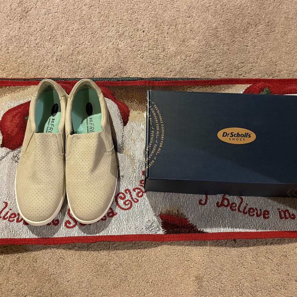 Women’s Size 8 Dr Scholl’s slip on tennis shoes.